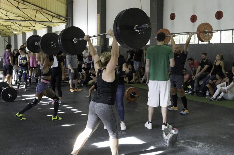 Varios atletas haciendo un workout a la vez en un box